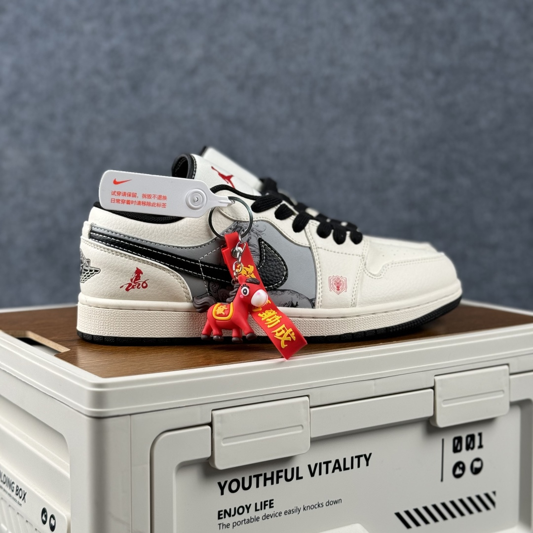 280 Air Jordan 1 Low AJ1 乔1 2026 马年限定 高端定制 低帮复古篮球鞋 FF9989-034-Chinese UA Cheap High Quatity Brand Clothes Bags handbags Sneakers wholesale wholesaler seller from China Factory suppliers Fashion Clothing Shoes best Quality Beautiful Price 280 Air Jordan 1 Low AJ1 乔1 2026 马年限定 高端定制 低帮复古篮球鞋 FF9989-034