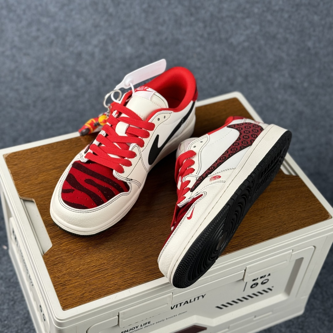 Air Jordan 1 Low AJ1 乔1 马年限定 高端定制 低帮倒钩复古篮球鞋 DX5688-001-Top High Quatity Cheap Sneakers Fashion Clothing Clothes Bags handbags Shoes of all Brand wholesale With The best Quality And Beautiful Price from China Factory Chinese suppliers wholesaler seller Air Jordan 1 Low AJ1 乔1 马年限定 高端定制 低帮倒钩复古篮球鞋 DX5688-001