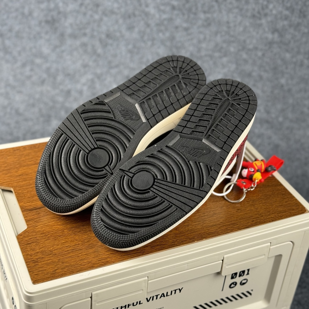 Air Jordan 1 Low AJ1 乔1 马年限定 高端定制 低帮倒钩复古篮球鞋 DX5688-001-Top High Quatity Cheap Sneakers Fashion Clothing Clothes Bags handbags Shoes of all Brand wholesale With The best Quality And Beautiful Price from China Factory Chinese suppliers wholesaler seller Air Jordan 1 Low AJ1 乔1 马年限定 高端定制 低帮倒钩复古篮球鞋 DX5688-001