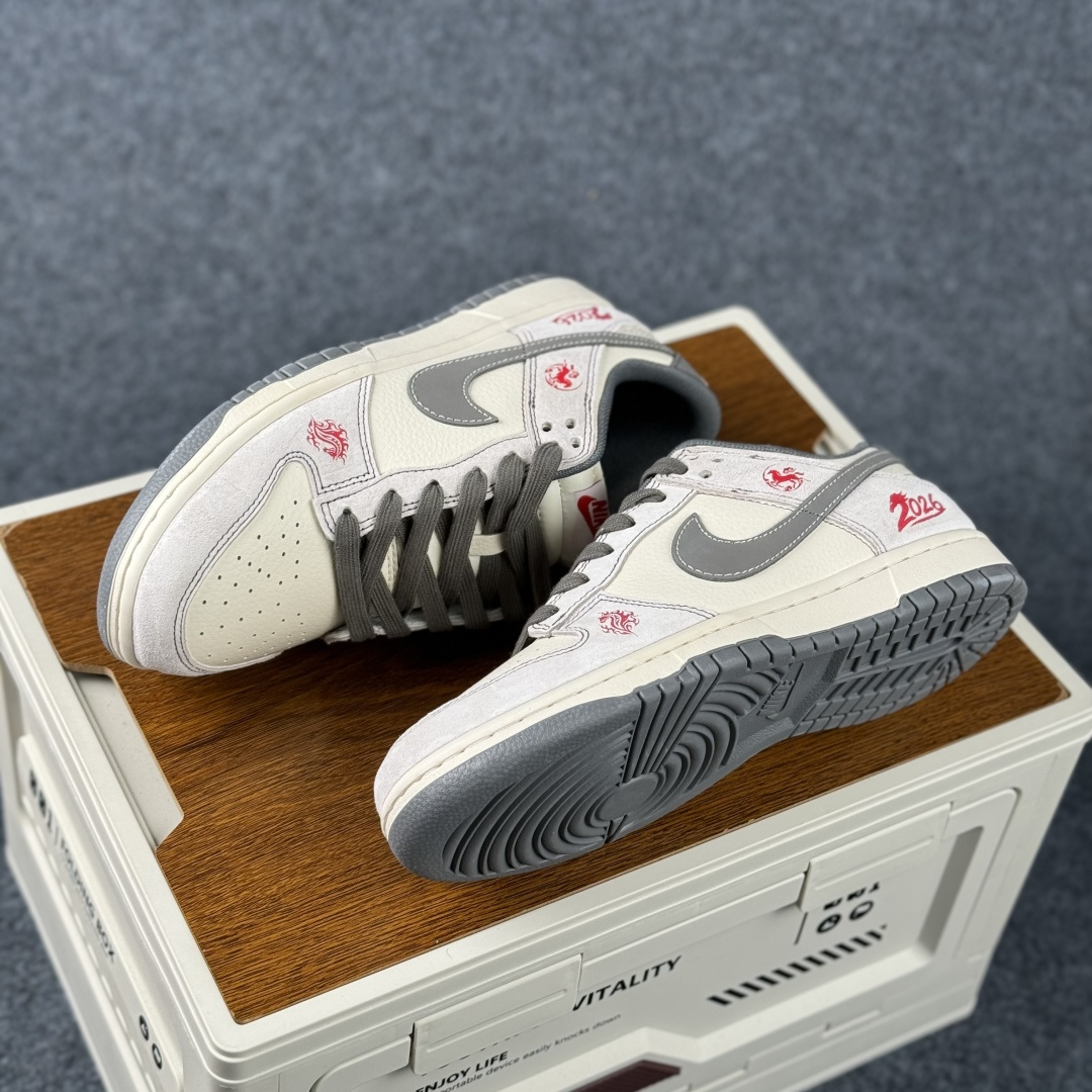 Nike Dunk Low Retro 马年限定 周年高端定制 低帮休闲板鞋 DX2688-010-High Quatity Cheap Brand wholesale wholesaler seller Clothes Bags handbags Sneakers Top Fashion Clothing Shoes from China Factory Chinese suppliers best Quality Beautiful Price Nike Dunk Low Retro 马年限定 周年高端定制 低帮休闲板鞋 DX2688-010