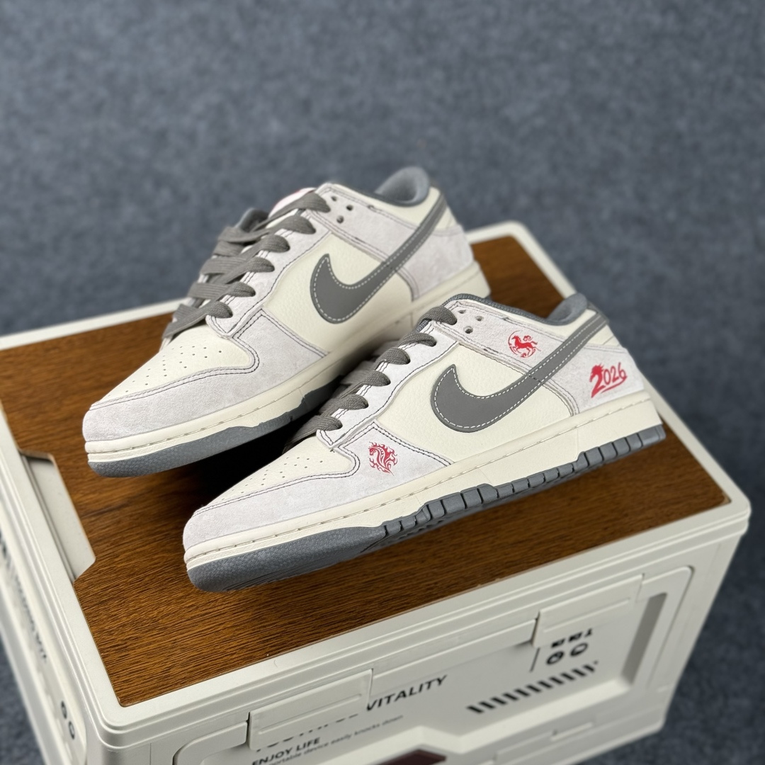 Nike Dunk Low Retro 马年限定 周年高端定制 低帮休闲板鞋 DX2688-010-High Quatity Cheap Brand wholesale wholesaler seller Clothes Bags handbags Sneakers Top Fashion Clothing Shoes from China Factory Chinese suppliers best Quality Beautiful Price Nike Dunk Low Retro 马年限定 周年高端定制 低帮休闲板鞋 DX2688-010