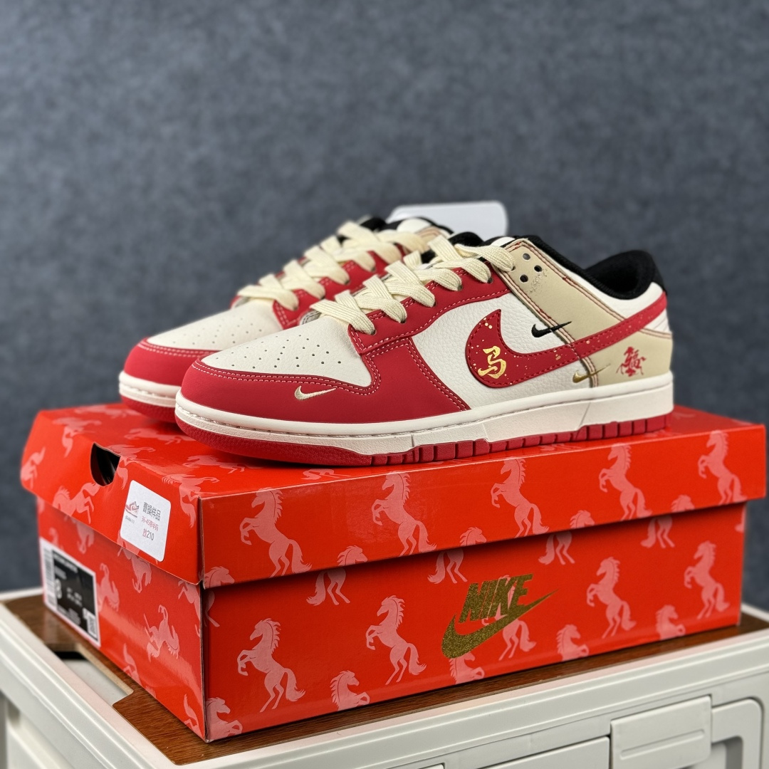 Nike Dunk Low Retro 马年限定 周年高端定制 低帮休闲板鞋 SD6868-113-Top High Quatity Cheap Sneakers Fashion Clothing Clothes Bags handbags Shoes of all Brand wholesale With The best Quality And Beautiful Price from China Factory Chinese suppliers wholesaler seller Nike Dunk Low Retro 马年限定 周年高端定制 低帮休闲板鞋 SD6868-113