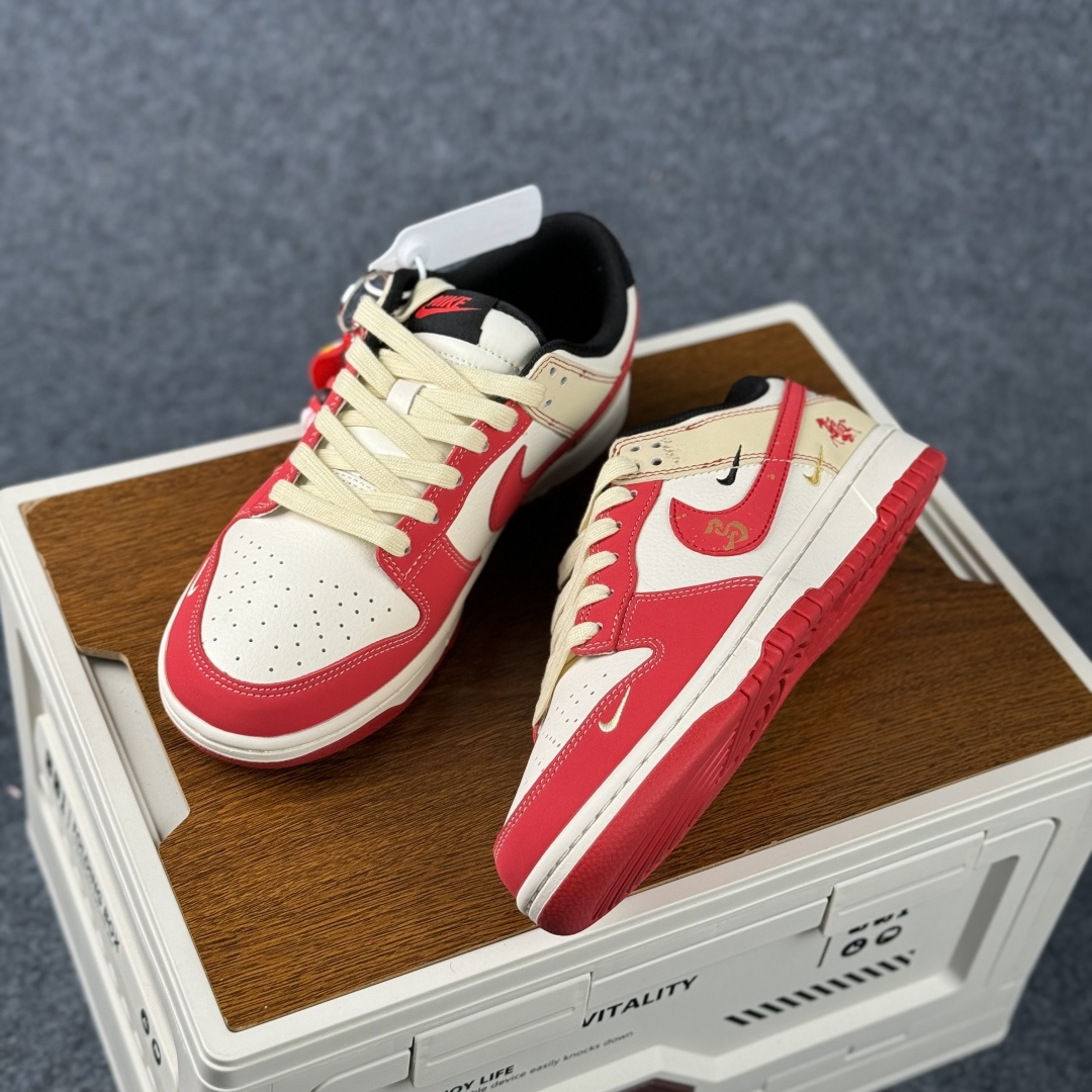 Nike Dunk Low Retro 马年限定 周年高端定制 低帮休闲板鞋 SD6868-113-Top High Quatity Cheap Sneakers Fashion Clothing Clothes Bags handbags Shoes of all Brand wholesale With The best Quality And Beautiful Price from China Factory Chinese suppliers wholesaler seller Nike Dunk Low Retro 马年限定 周年高端定制 低帮休闲板鞋 SD6868-113