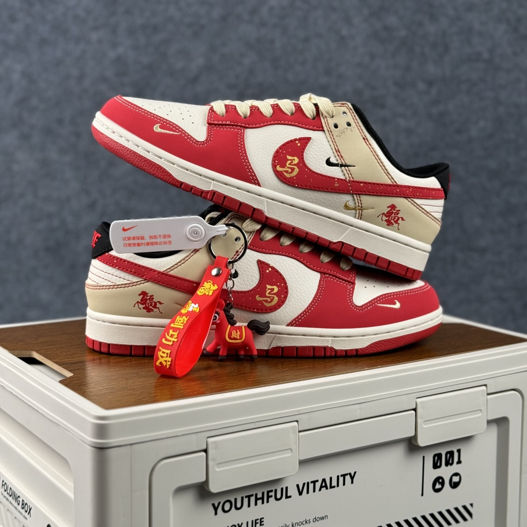 Nike Dunk Low Retro 马年限定 周年高端定制 低帮休闲板鞋 SD6868-113-Top High Quatity Cheap Sneakers Fashion Clothing Clothes Bags handbags Shoes of all Brand wholesale With The best Quality And Beautiful Price from China Factory Chinese suppliers wholesaler seller Nike Dunk Low Retro 马年限定 周年高端定制 低帮休闲板鞋 SD6868-113