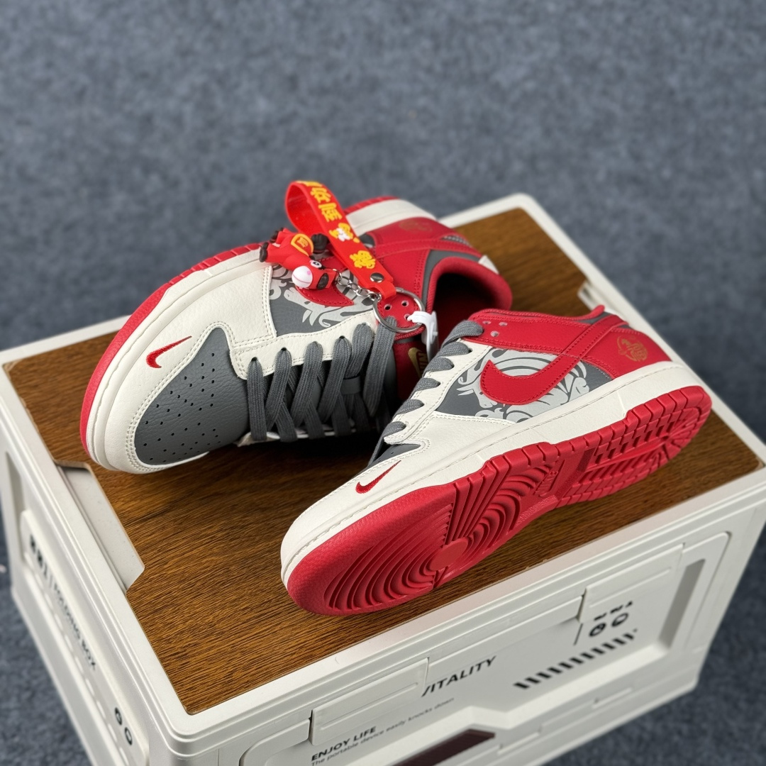 Nike Dunk Low Retro 马年限定 周年高端定制 低帮休闲板鞋 HG0026-009-Top High Quatity Cheap Sneakers Fashion Clothing Clothes Bags handbags Shoes of all Brand wholesale With The best Quality And Beautiful Price from China Factory Chinese suppliers wholesaler seller Nike Dunk Low Retro 马年限定 周年高端定制 低帮休闲板鞋 HG0026-009