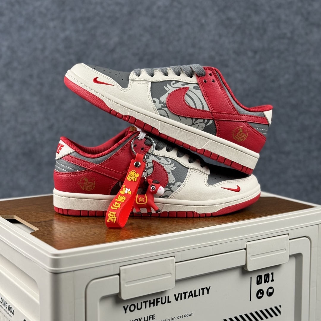 Nike Dunk Low Retro 马年限定 周年高端定制 低帮休闲板鞋 HG0026-009-Top High Quatity Cheap Sneakers Fashion Clothing Clothes Bags handbags Shoes of all Brand wholesale With The best Quality And Beautiful Price from China Factory Chinese suppliers wholesaler seller Nike Dunk Low Retro 马年限定 周年高端定制 低帮休闲板鞋 HG0026-009