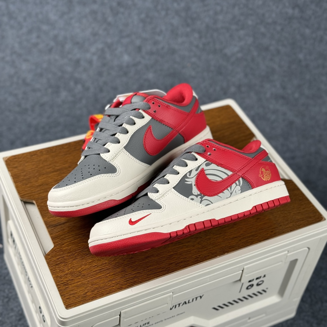 Nike Dunk Low Retro 马年限定 周年高端定制 低帮休闲板鞋 HG0026-009-Top High Quatity Cheap Sneakers Fashion Clothing Clothes Bags handbags Shoes of all Brand wholesale With The best Quality And Beautiful Price from China Factory Chinese suppliers wholesaler seller Nike Dunk Low Retro 马年限定 周年高端定制 低帮休闲板鞋 HG0026-009