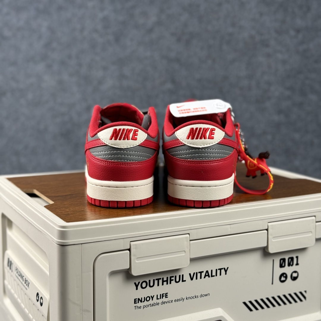 Nike Dunk Low Retro 马年限定 周年高端定制 低帮休闲板鞋 HG0026-009-Top High Quatity Cheap Sneakers Fashion Clothing Clothes Bags handbags Shoes of all Brand wholesale With The best Quality And Beautiful Price from China Factory Chinese suppliers wholesaler seller Nike Dunk Low Retro 马年限定 周年高端定制 低帮休闲板鞋 HG0026-009