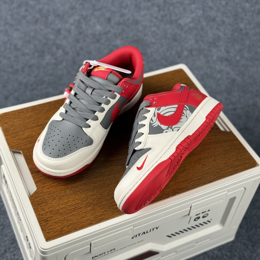 Nike Dunk Low Retro 马年限定 周年高端定制 低帮休闲板鞋 HG0026-009-Top High Quatity Cheap Sneakers Fashion Clothing Clothes Bags handbags Shoes of all Brand wholesale With The best Quality And Beautiful Price from China Factory Chinese suppliers wholesaler seller Nike Dunk Low Retro 马年限定 周年高端定制 低帮休闲板鞋 HG0026-009