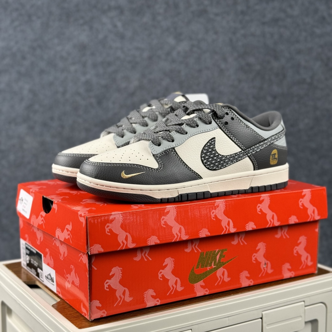 Nike Dunk Low Retro 马年限定 周年高端定制 低帮休闲板鞋 HG0026-012-Top High Quatity Cheap Sneakers Fashion Clothing Clothes Bags handbags Shoes of all Brand wholesale With The best Quality And Beautiful Price from China Factory Chinese suppliers wholesaler seller Nike Dunk Low Retro 马年限定 周年高端定制 低帮休闲板鞋 HG0026-012
