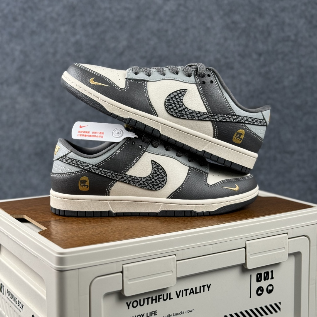 Nike Dunk Low Retro 马年限定 周年高端定制 低帮休闲板鞋 HG0026-012-Top High Quatity Cheap Sneakers Fashion Clothing Clothes Bags handbags Shoes of all Brand wholesale With The best Quality And Beautiful Price from China Factory Chinese suppliers wholesaler seller Nike Dunk Low Retro 马年限定 周年高端定制 低帮休闲板鞋 HG0026-012