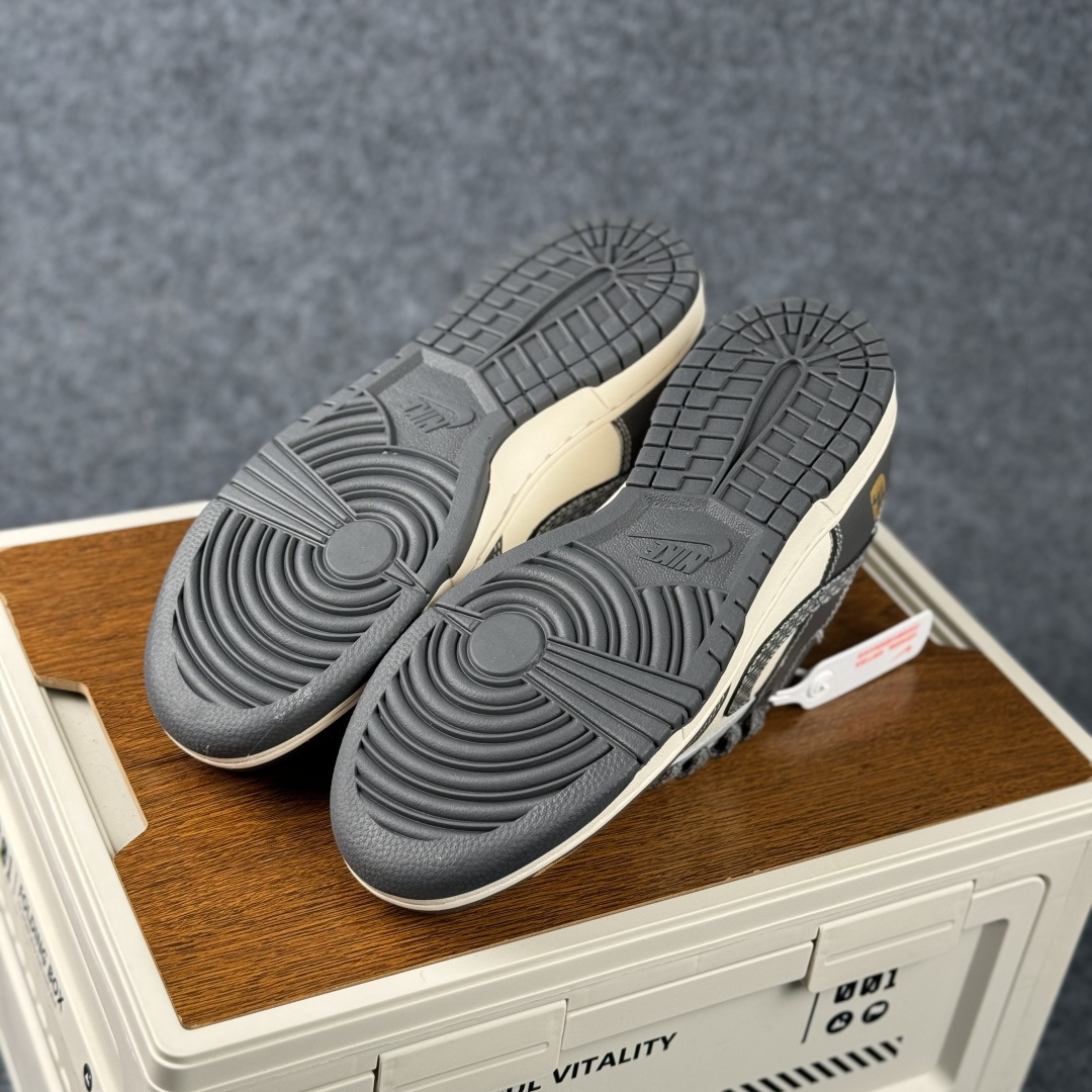 Nike Dunk Low Retro 马年限定 周年高端定制 低帮休闲板鞋 HG0026-012-Top High Quatity Cheap Sneakers Fashion Clothing Clothes Bags handbags Shoes of all Brand wholesale With The best Quality And Beautiful Price from China Factory Chinese suppliers wholesaler seller Nike Dunk Low Retro 马年限定 周年高端定制 低帮休闲板鞋 HG0026-012
