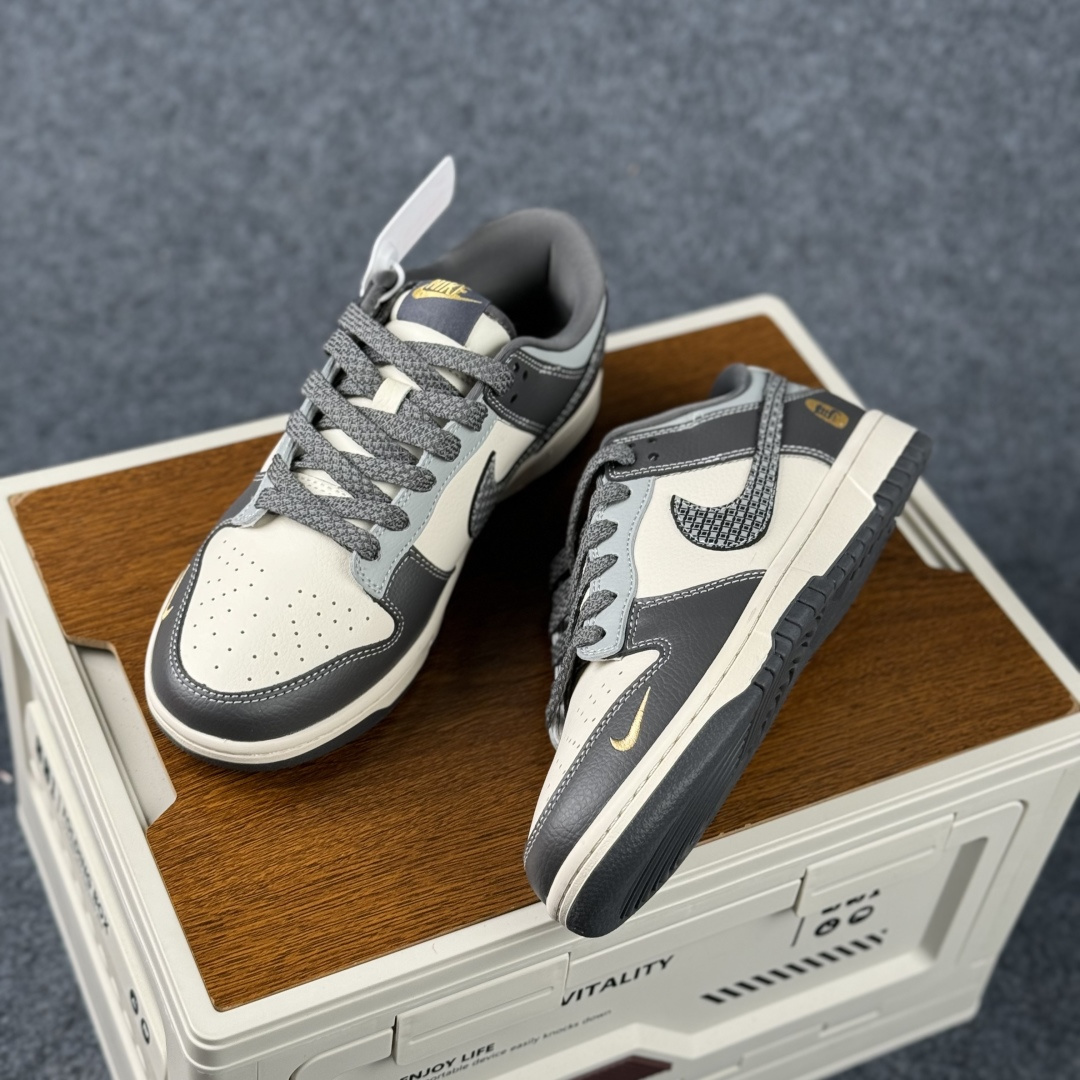 Nike Dunk Low Retro 马年限定 周年高端定制 低帮休闲板鞋 HG0026-012-Top High Quatity Cheap Sneakers Fashion Clothing Clothes Bags handbags Shoes of all Brand wholesale With The best Quality And Beautiful Price from China Factory Chinese suppliers wholesaler seller Nike Dunk Low Retro 马年限定 周年高端定制 低帮休闲板鞋 HG0026-012