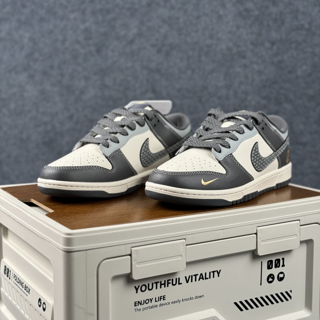 Nike Dunk Low Retro 马年限定 周年高端定制 低帮休闲板鞋 HG0026-012-Top High Quatity Cheap Sneakers Fashion Clothing Clothes Bags handbags Shoes of all Brand wholesale With The best Quality And Beautiful Price from China Factory Chinese suppliers wholesaler seller Nike Dunk Low Retro 马年限定 周年高端定制 低帮休闲板鞋 HG0026-012
