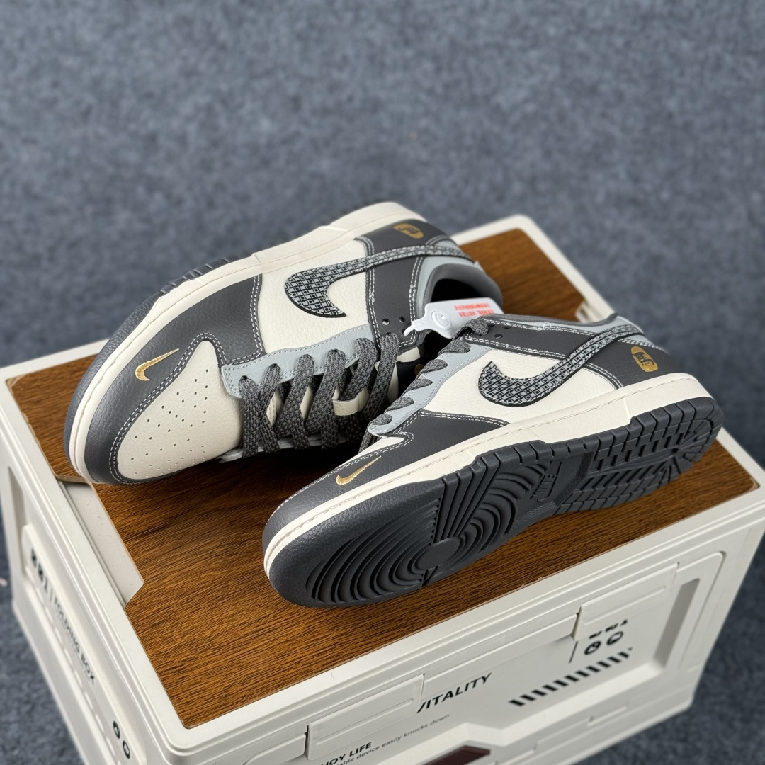 Nike Dunk Low Retro 马年限定 周年高端定制 低帮休闲板鞋 HG0026-012-Top High Quatity Cheap Sneakers Fashion Clothing Clothes Bags handbags Shoes of all Brand wholesale With The best Quality And Beautiful Price from China Factory Chinese suppliers wholesaler seller Nike Dunk Low Retro 马年限定 周年高端定制 低帮休闲板鞋 HG0026-012
