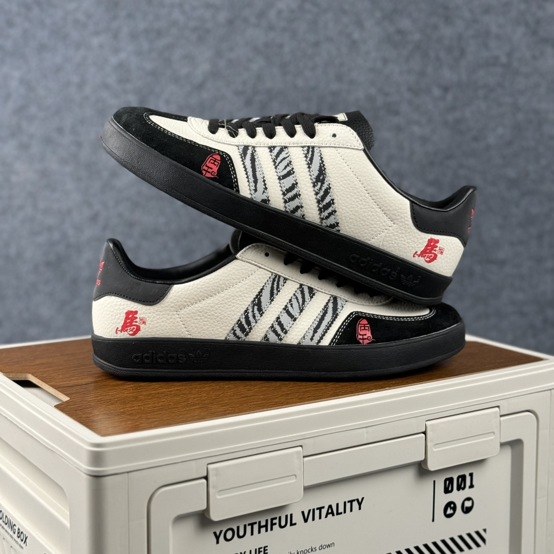 260 Adidas Handball Spezial Sanba 马年限定 ZH2599 阿迪达斯经典款 桑巴德训 复古休闲板鞋-Chinese UA Cheap High Quatity Brand Clothes Bags handbags Sneakers wholesale wholesaler seller from China Factory suppliers Fashion Clothing Shoes best Quality Beautiful Price 260 Adidas Handball Spezial Sanba 马年限定 ZH2599 阿迪达斯经典款 桑巴德训 复古休闲板鞋