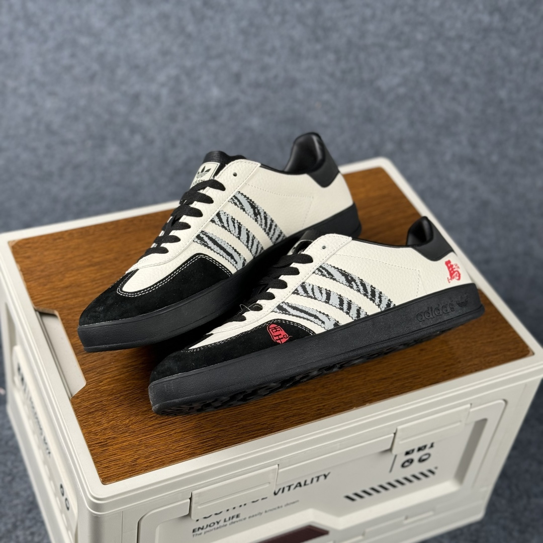 260 Adidas Handball Spezial Sanba 马年限定 ZH2599 阿迪达斯经典款 桑巴德训 复古休闲板鞋-Chinese UA Cheap High Quatity Brand Clothes Bags handbags Sneakers wholesale wholesaler seller from China Factory suppliers Fashion Clothing Shoes best Quality Beautiful Price 260 Adidas Handball Spezial Sanba 马年限定 ZH2599 阿迪达斯经典款 桑巴德训 复古休闲板鞋