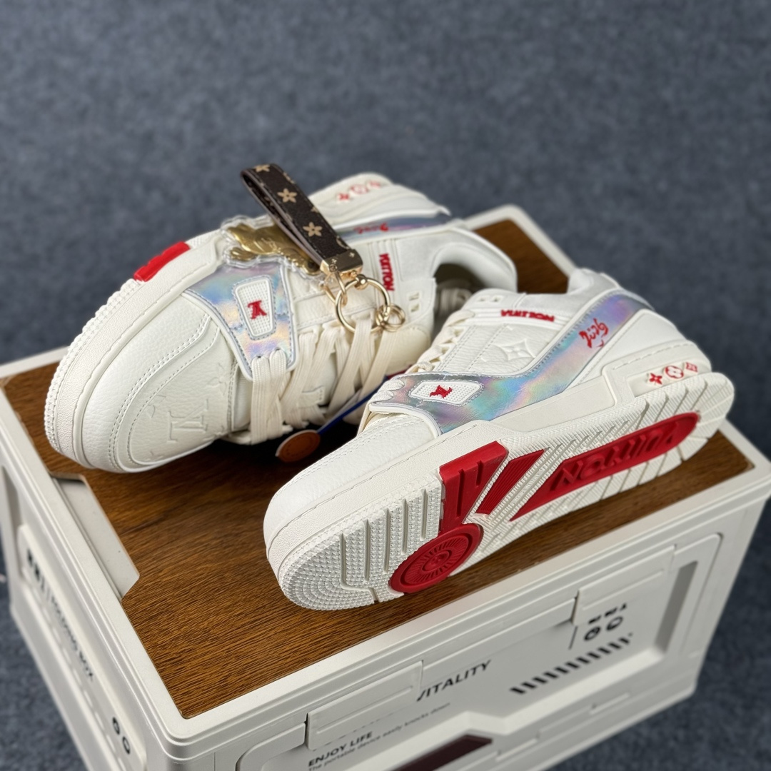 LV TRAINER白灰红 2A8DM11VL-Top High Quatity Cheap Sneakers Fashion Clothing Clothes Bags handbags Shoes of all Brand wholesale With The best Quality And Beautiful Price from China Factory Chinese suppliers wholesaler seller LV TRAINER白灰红 2A8DM11VL