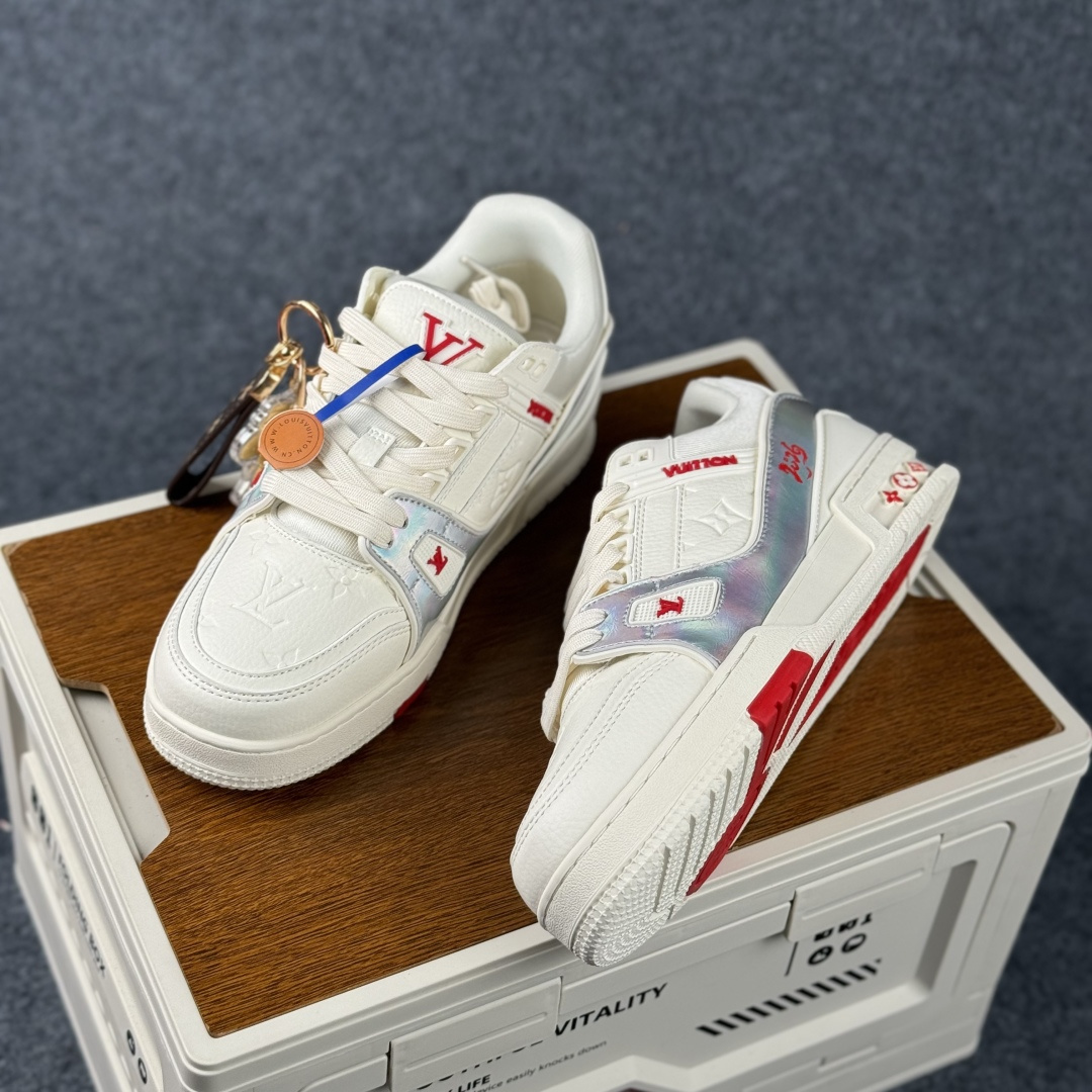 LV TRAINER白灰红 2A8DM11VL-Top High Quatity Cheap Sneakers Fashion Clothing Clothes Bags handbags Shoes of all Brand wholesale With The best Quality And Beautiful Price from China Factory Chinese suppliers wholesaler seller LV TRAINER白灰红 2A8DM11VL
