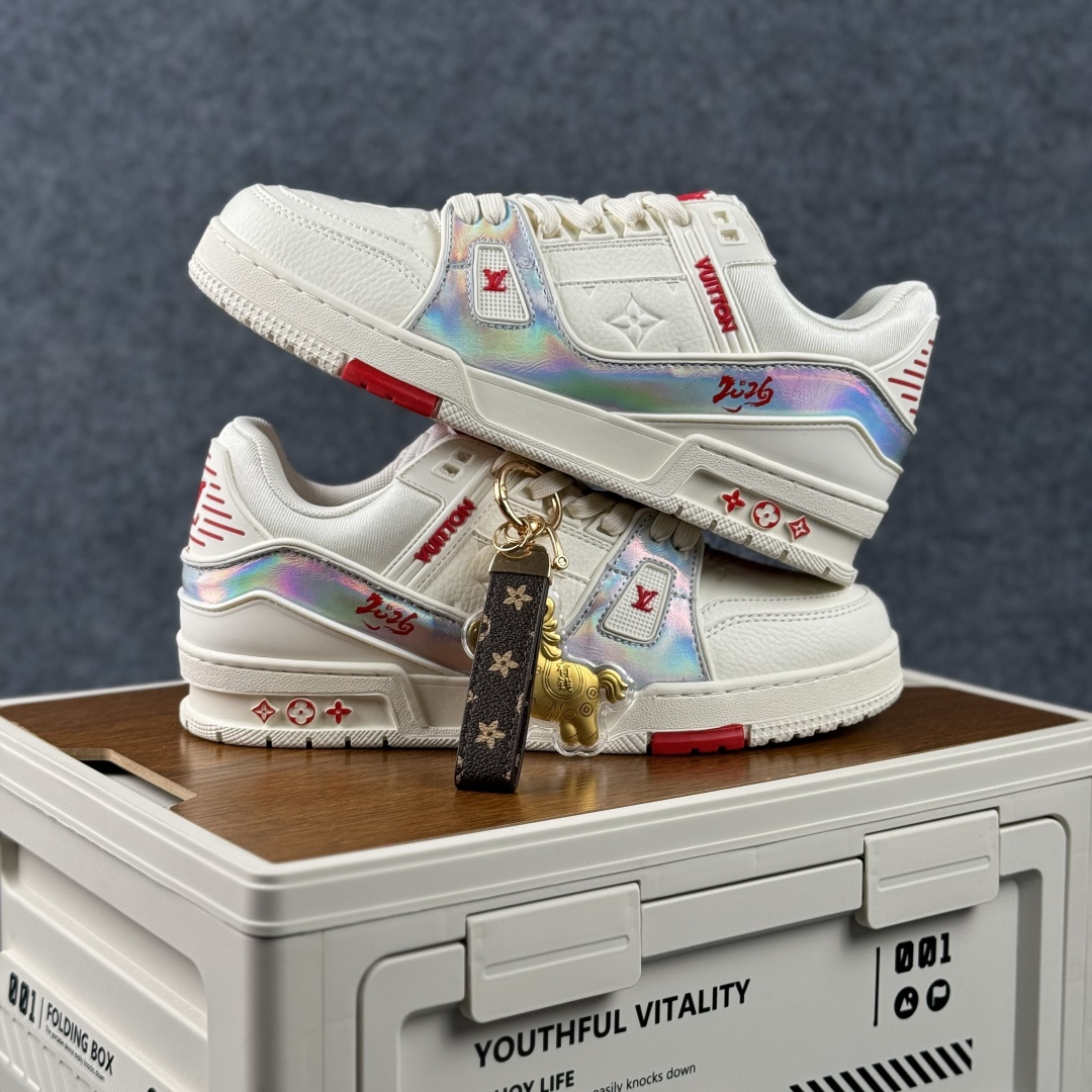 LV TRAINER白灰红 2A8DM11VL-Top High Quatity Cheap Sneakers Fashion Clothing Clothes Bags handbags Shoes of all Brand wholesale With The best Quality And Beautiful Price from China Factory Chinese suppliers wholesaler seller LV TRAINER白灰红 2A8DM11VL