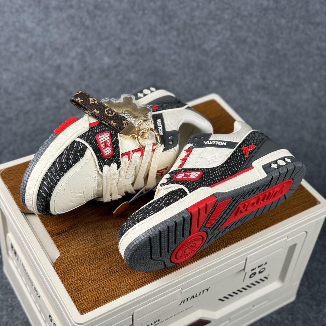 LV TRAINER白灰红 2A8DM11VL-Top High Quatity Cheap Sneakers Fashion Clothing Clothes Bags handbags Shoes of all Brand wholesale With The best Quality And Beautiful Price from China Factory Chinese suppliers wholesaler seller LV TRAINER白灰红 2A8DM11VL