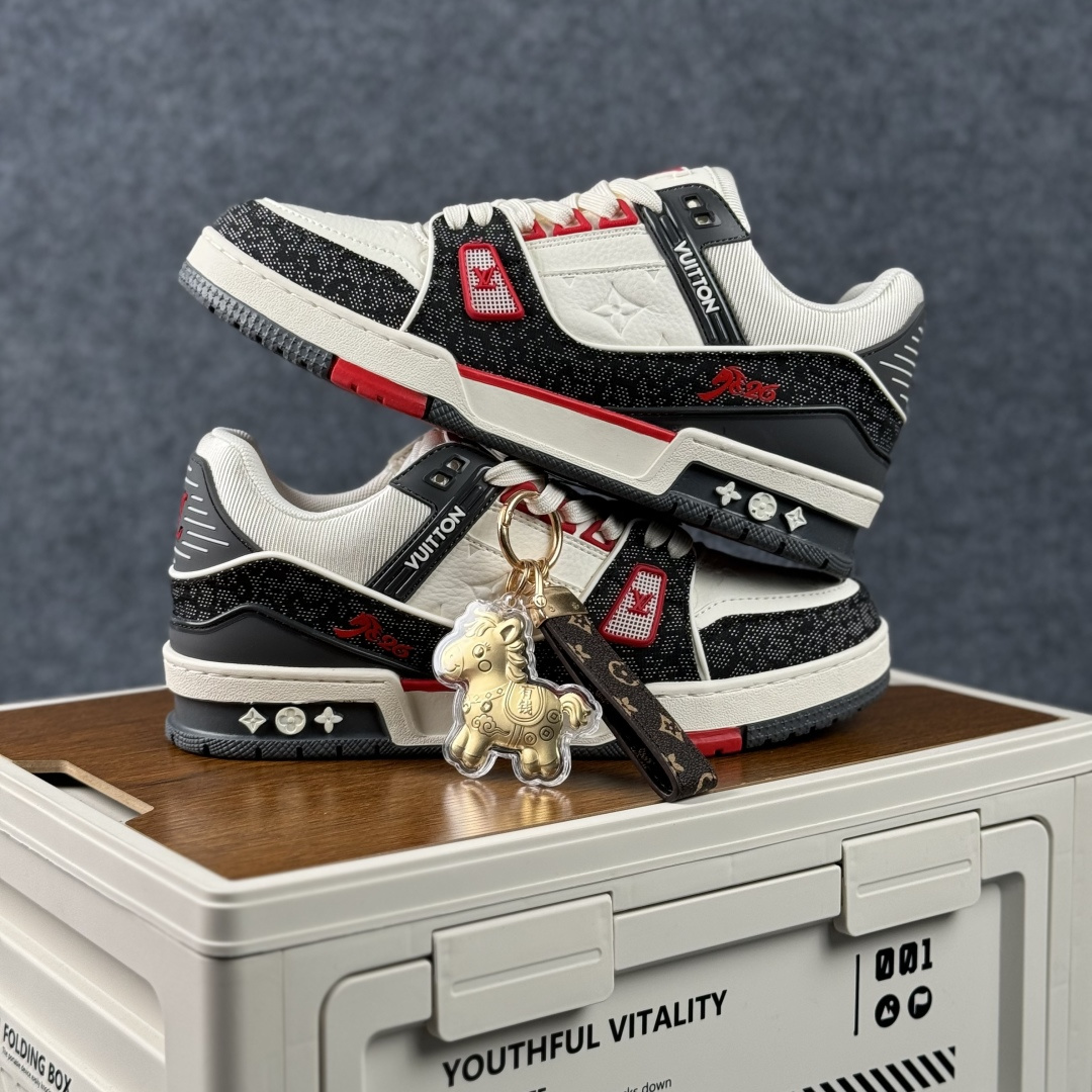 LV TRAINER白灰红 2A8DM11VL-Top High Quatity Cheap Sneakers Fashion Clothing Clothes Bags handbags Shoes of all Brand wholesale With The best Quality And Beautiful Price from China Factory Chinese suppliers wholesaler seller LV TRAINER白灰红 2A8DM11VL