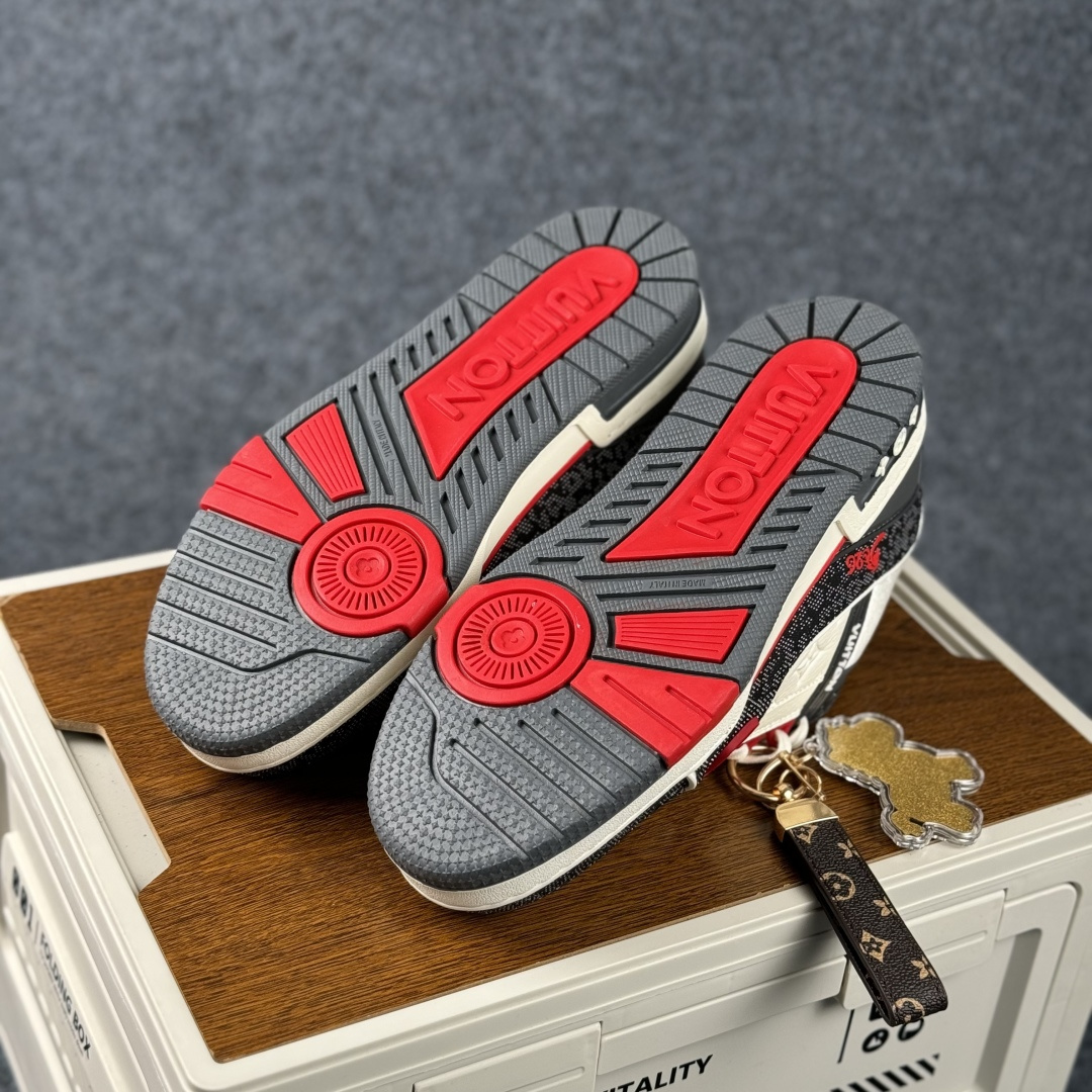 LV TRAINER白灰红 2A8DM11VL-Top High Quatity Cheap Sneakers Fashion Clothing Clothes Bags handbags Shoes of all Brand wholesale With The best Quality And Beautiful Price from China Factory Chinese suppliers wholesaler seller LV TRAINER白灰红 2A8DM11VL