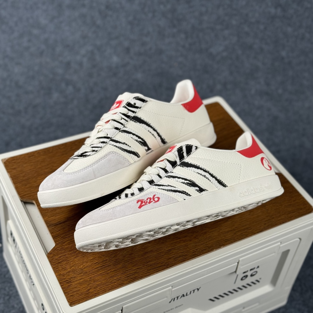 Adidas Handball Spezial Sanba 马年限定 JJ2601 阿迪达斯经典款 桑巴德训 复古休闲板鞋-Top High Quatity Cheap Sneakers Fashion Clothing Clothes Bags handbags Shoes of all Brand wholesale With The best Quality And Beautiful Price from China Factory Chinese suppliers wholesaler seller Adidas Handball Spezial Sanba 马年限定 JJ2601 阿迪达斯经典款 桑巴德训 复古休闲板鞋