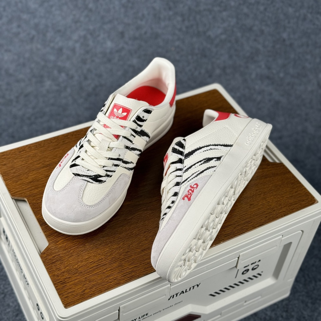 Adidas Handball Spezial Sanba 马年限定 JJ2601 阿迪达斯经典款 桑巴德训 复古休闲板鞋-Top High Quatity Cheap Sneakers Fashion Clothing Clothes Bags handbags Shoes of all Brand wholesale With The best Quality And Beautiful Price from China Factory Chinese suppliers wholesaler seller Adidas Handball Spezial Sanba 马年限定 JJ2601 阿迪达斯经典款 桑巴德训 复古休闲板鞋