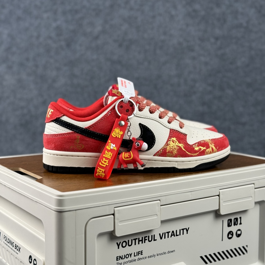 280 Nike Dunk Low Retro 马年限定 周年高端定制 低帮休闲板鞋 CX5050-Y75-Chinese UA Cheap High Quatity Brand Clothes Bags handbags Sneakers wholesale wholesaler seller from China Factory suppliers Fashion Clothing Shoes best Quality Beautiful Price 280 Nike Dunk Low Retro 马年限定 周年高端定制 低帮休闲板鞋 CX5050-Y75