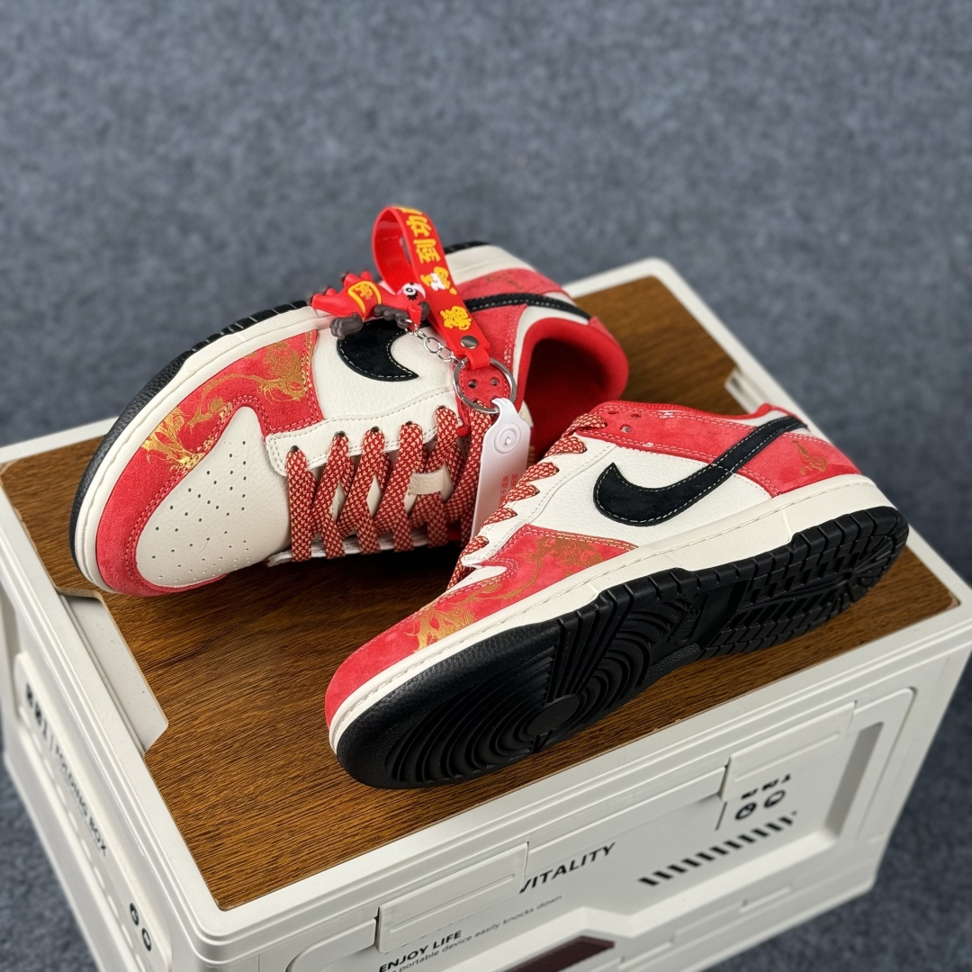 280 Nike Dunk Low Retro 马年限定 周年高端定制 低帮休闲板鞋 CX5050-Y75-Chinese UA Cheap High Quatity Brand Clothes Bags handbags Sneakers wholesale wholesaler seller from China Factory suppliers Fashion Clothing Shoes best Quality Beautiful Price 280 Nike Dunk Low Retro 马年限定 周年高端定制 低帮休闲板鞋 CX5050-Y75