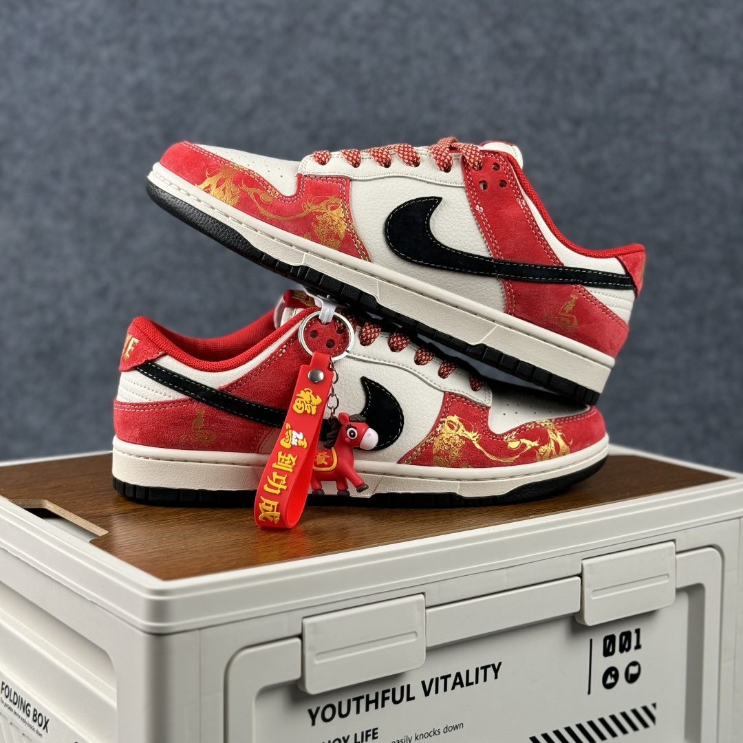 280 Nike Dunk Low Retro 马年限定 周年高端定制 低帮休闲板鞋 CX5050-Y75-Chinese UA Cheap High Quatity Brand Clothes Bags handbags Sneakers wholesale wholesaler seller from China Factory suppliers Fashion Clothing Shoes best Quality Beautiful Price 280 Nike Dunk Low Retro 马年限定 周年高端定制 低帮休闲板鞋 CX5050-Y75