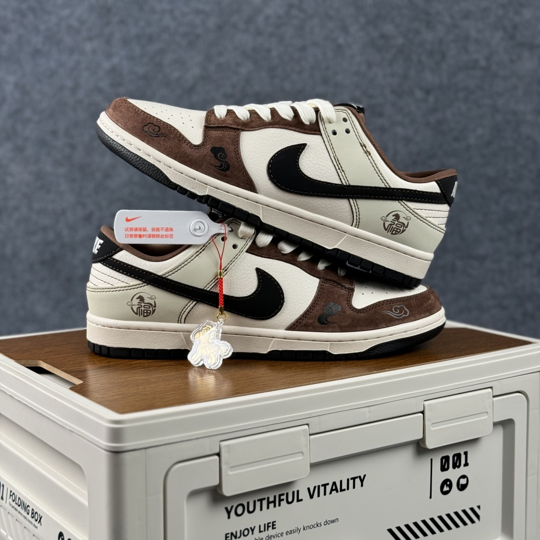 Nike Dunk Low Retro 马年限定 周年高端定制 低帮休闲板鞋 HG0026-013-Top High Quatity Cheap Sneakers Fashion Clothing Clothes Bags handbags Shoes of all Brand wholesale With The best Quality And Beautiful Price from China Factory Chinese suppliers wholesaler seller Nike Dunk Low Retro 马年限定 周年高端定制 低帮休闲板鞋 HG0026-013