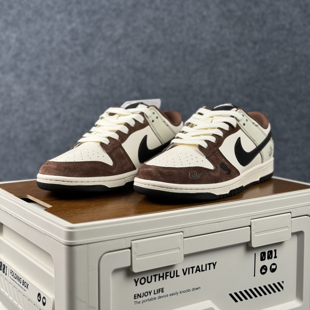 Nike Dunk Low Retro 马年限定 周年高端定制 低帮休闲板鞋 HG0026-013-Top High Quatity Cheap Sneakers Fashion Clothing Clothes Bags handbags Shoes of all Brand wholesale With The best Quality And Beautiful Price from China Factory Chinese suppliers wholesaler seller Nike Dunk Low Retro 马年限定 周年高端定制 低帮休闲板鞋 HG0026-013