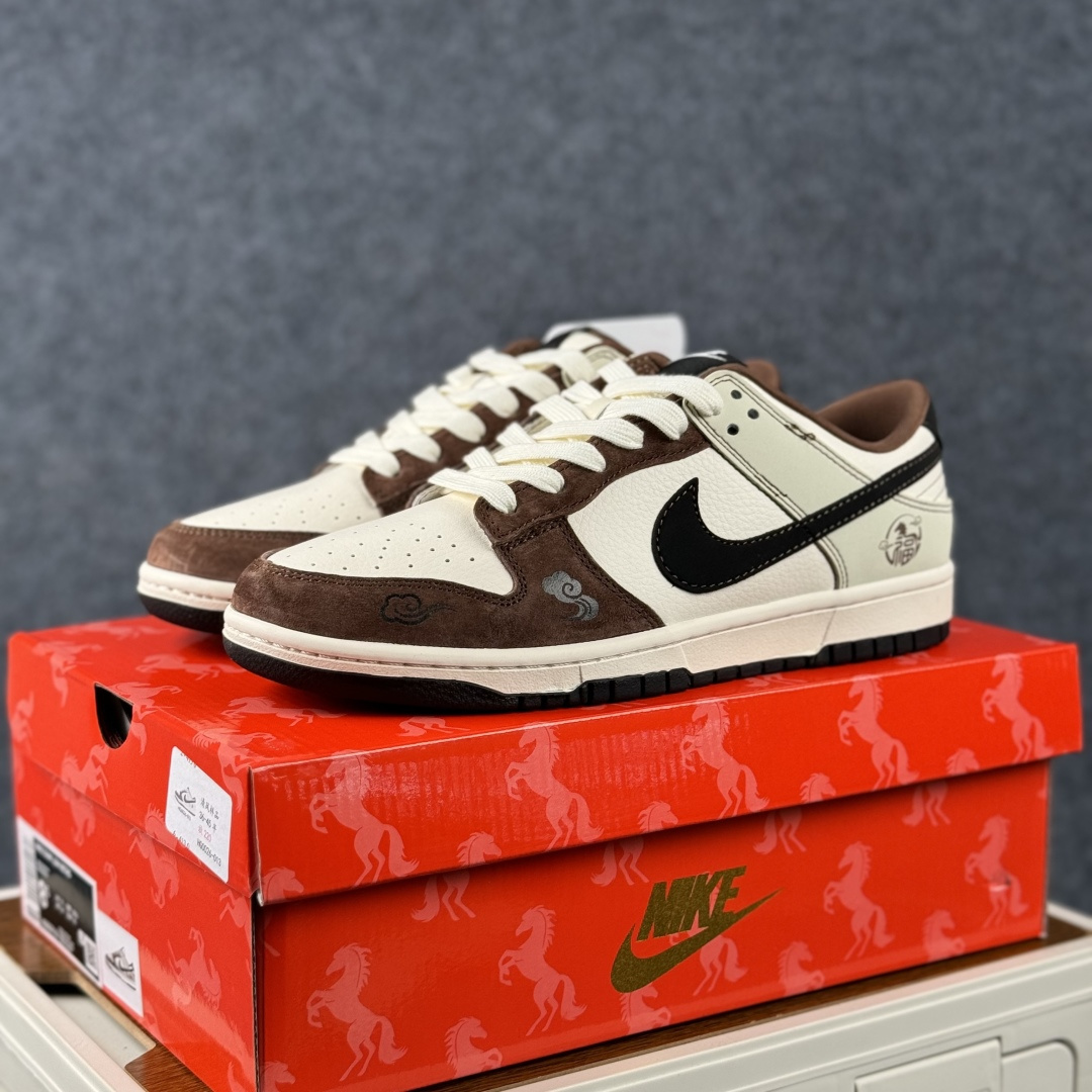 Nike Dunk Low Retro 马年限定 周年高端定制 低帮休闲板鞋 HG0026-013-Top High Quatity Cheap Sneakers Fashion Clothing Clothes Bags handbags Shoes of all Brand wholesale With The best Quality And Beautiful Price from China Factory Chinese suppliers wholesaler seller Nike Dunk Low Retro 马年限定 周年高端定制 低帮休闲板鞋 HG0026-013