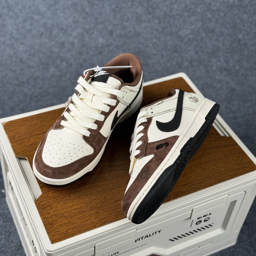 Nike Dunk Low Retro 马年限定 周年高端定制 低帮休闲板鞋 HG0026-013-Top High Quatity Cheap Sneakers Fashion Clothing Clothes Bags handbags Shoes of all Brand wholesale With The best Quality And Beautiful Price from China Factory Chinese suppliers wholesaler seller Nike Dunk Low Retro 马年限定 周年高端定制 低帮休闲板鞋 HG0026-013