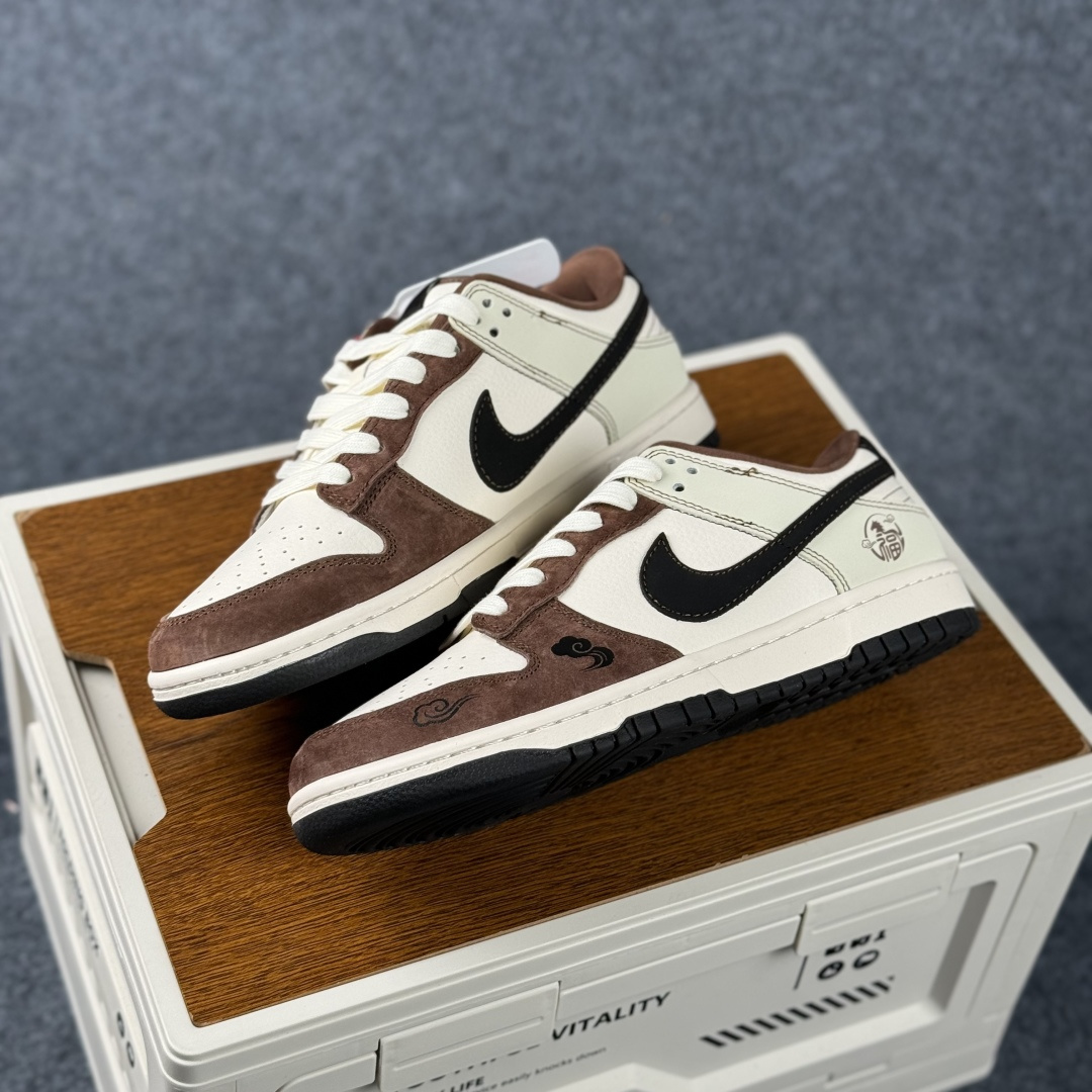 Nike Dunk Low Retro 马年限定 周年高端定制 低帮休闲板鞋 HG0026-013-Top High Quatity Cheap Sneakers Fashion Clothing Clothes Bags handbags Shoes of all Brand wholesale With The best Quality And Beautiful Price from China Factory Chinese suppliers wholesaler seller Nike Dunk Low Retro 马年限定 周年高端定制 低帮休闲板鞋 HG0026-013