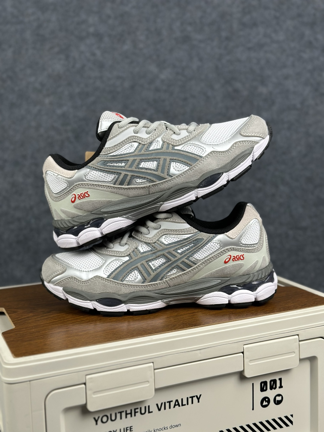 240 Asics Gel-N亚瑟士运动休闲透气专业跑鞋 1201A789-102 男女鞋36-46码 #鞋面采用反绒皮与网布拼接 透气舒适兼具休闲时尚 结合简明的配色 展现品牌的传承及引领复古流行的主题 虎爪造型的LO#鞋身稳定包裹系统 支撑鞋身 经典宽大鞋型配备防偏移设计提升包裹性 穿着舒适鞋面透气孔设计 提供透气性 尺码36 37 37.5 38 39 39.5 40 40.5 41.5 42 42.5 43.5 44 45 46-Chinese UA Cheap High Quatity Brand Clothes Bags handbags Sneakers wholesale wholesaler seller from China Factory suppliers Fashion Clothing Shoes best Quality Beautiful Price 240 Asics Gel-N亚瑟士运动休闲透气专业跑鞋 1201A789-102 男女鞋36-46码 #鞋面采用反绒皮与网布拼接 透气舒适兼具休闲时尚 结合简明的配色 展现品牌的传承及引领复古流行的主题 虎爪造型的LO#鞋身稳定包裹系统 支撑鞋身 经典宽大鞋型配备防偏移设计提升包裹性 穿着舒适鞋面透气孔设计 提供透气性 尺码36 37 37.5 38 39 39.5 40 40.5 41.5 42 42.5 43.5 44 45 46