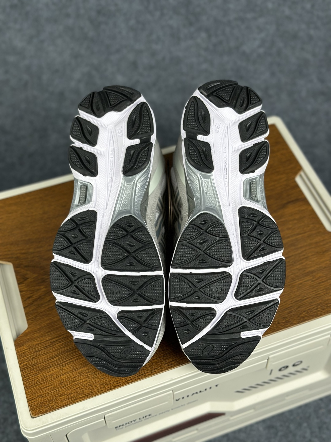 240 Asics Gel-N亚瑟士运动休闲透气专业跑鞋 1201A789-102 男女鞋36-46码 #鞋面采用反绒皮与网布拼接 透气舒适兼具休闲时尚 结合简明的配色 展现品牌的传承及引领复古流行的主题 虎爪造型的LO#鞋身稳定包裹系统 支撑鞋身 经典宽大鞋型配备防偏移设计提升包裹性 穿着舒适鞋面透气孔设计 提供透气性 尺码36 37 37.5 38 39 39.5 40 40.5 41.5 42 42.5 43.5 44 45 46-Chinese UA Cheap High Quatity Brand Clothes Bags handbags Sneakers wholesale wholesaler seller from China Factory suppliers Fashion Clothing Shoes best Quality Beautiful Price 240 Asics Gel-N亚瑟士运动休闲透气专业跑鞋 1201A789-102 男女鞋36-46码 #鞋面采用反绒皮与网布拼接 透气舒适兼具休闲时尚 结合简明的配色 展现品牌的传承及引领复古流行的主题 虎爪造型的LO#鞋身稳定包裹系统 支撑鞋身 经典宽大鞋型配备防偏移设计提升包裹性 穿着舒适鞋面透气孔设计 提供透气性 尺码36 37 37.5 38 39 39.5 40 40.5 41.5 42 42.5 43.5 44 45 46
