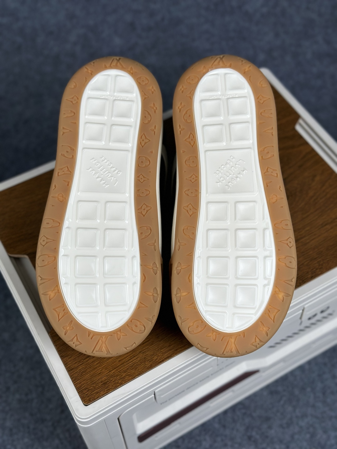 CB版本 390 LOUIS VUITTON 26s新款 Tilted 帆布皮革 圆头系带 低帮 板鞋
