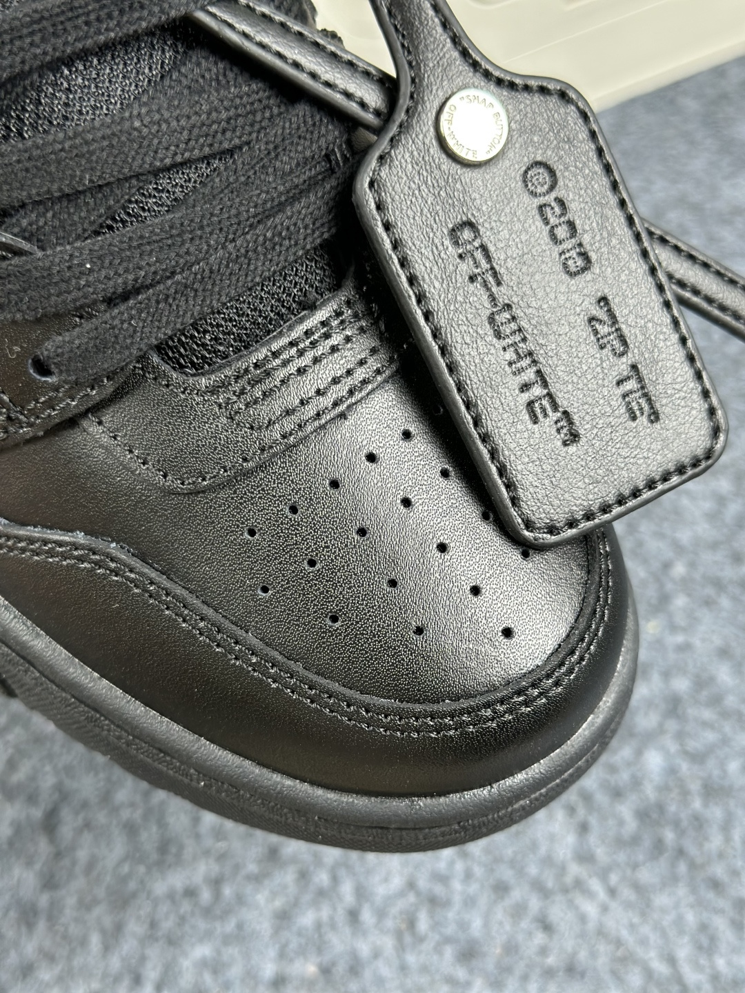 300 OFF-WHITE Out Of Office 厚底箭头鞋