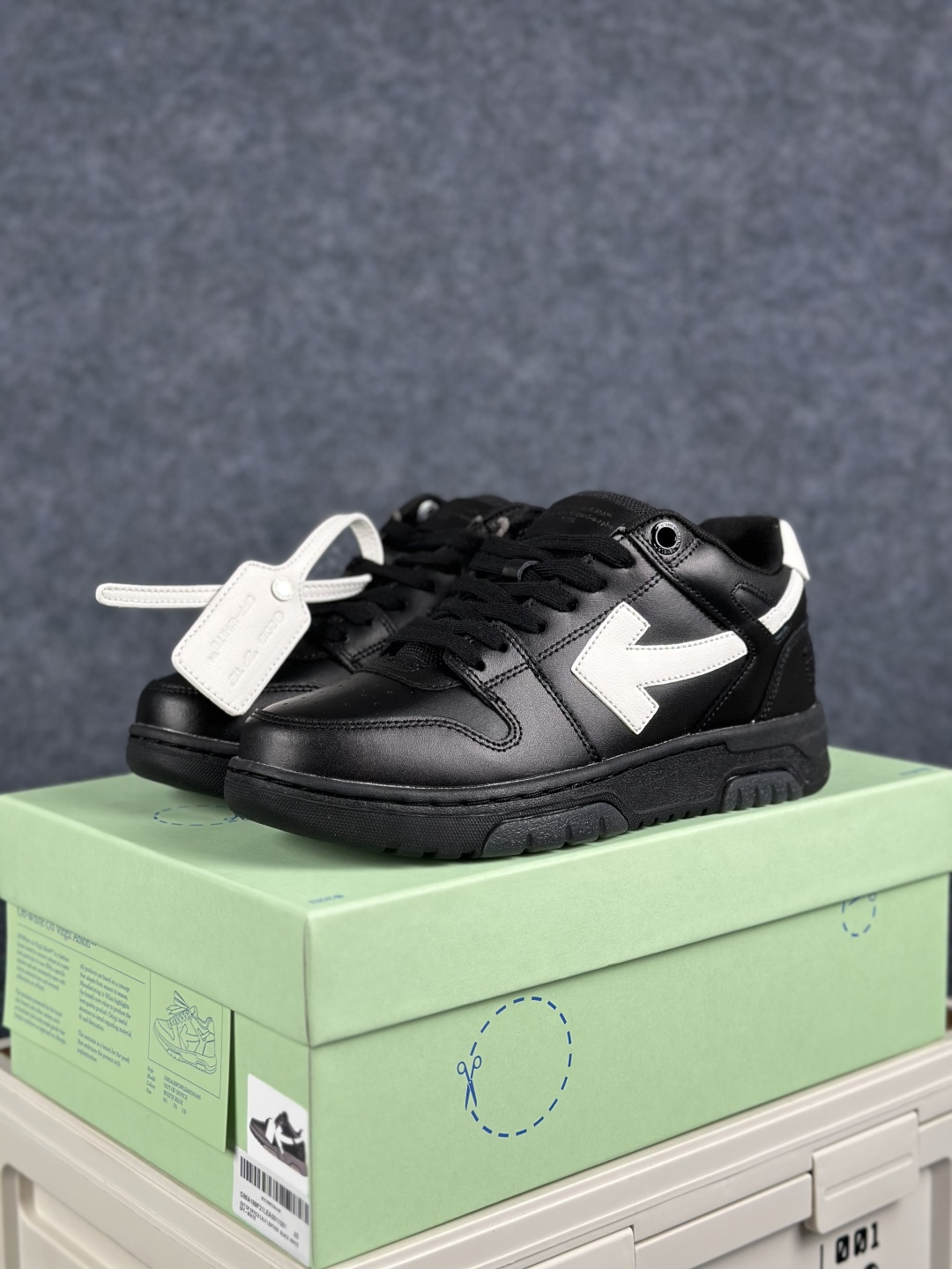 300 OFF-WHITE Out Of Office 厚底箭头鞋