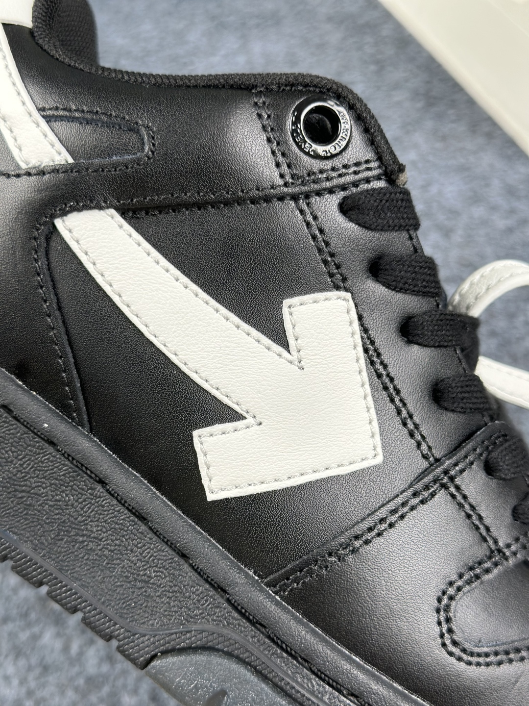 300 OFF-WHITE Out Of Office 厚底箭头鞋