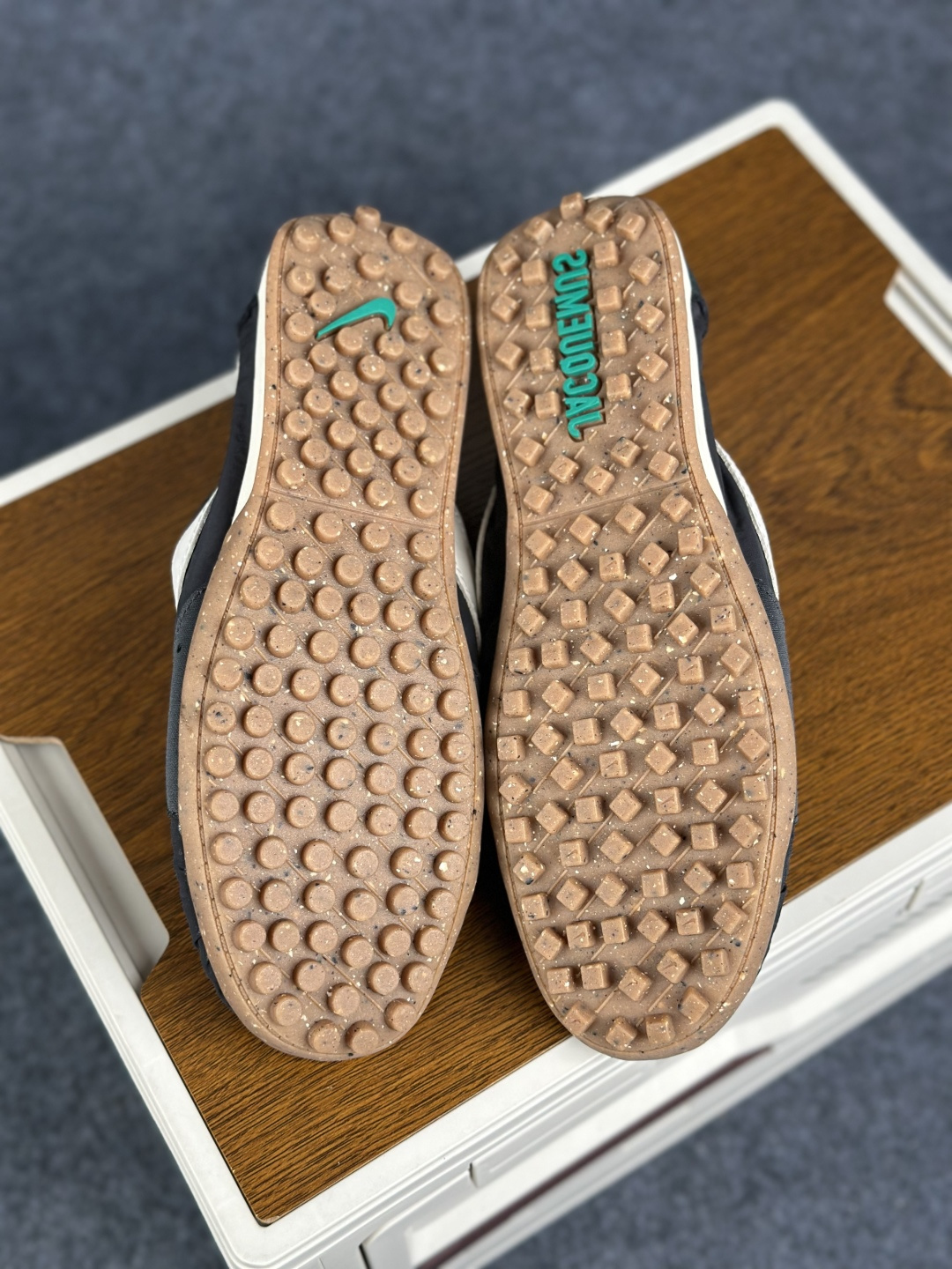 Jacquemus x Nike Moon Shoe SP 网红薄底低帮生活休闲鞋 HV8547-001-Top High Quatity Cheap Sneakers Fashion Clothing Clothes Bags handbags Shoes of all Brand wholesale With The best Quality And Beautiful Price from China Factory Chinese suppliers wholesaler seller Jacquemus x Nike Moon Shoe SP 网红薄底低帮生活休闲鞋 HV8547-001