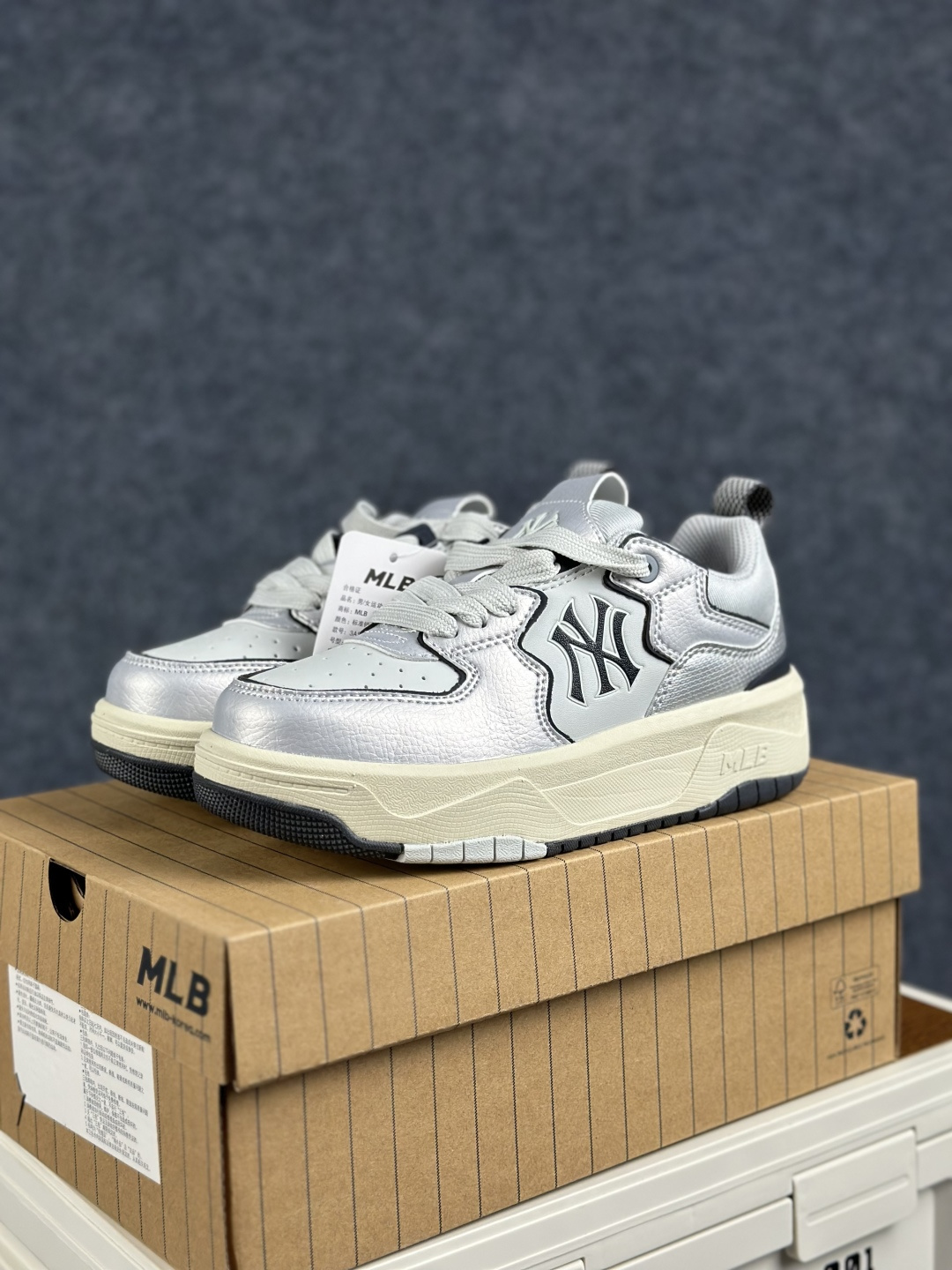 230 MLB CHUNKY LINER FRESH 纽约洋基队 时尚拼接撞色 立体LO厚底复古 舒适百搭学长鞋 3ASXMO96N-50SIS (GP012) 标准银色/标准白色-Chinese UA Cheap High Quatity Brand Clothes Bags handbags Sneakers wholesale wholesaler seller from China Factory suppliers Fashion Clothing Shoes best Quality Beautiful Price 230 MLB CHUNKY LINER FRESH 纽约洋基队 时尚拼接撞色 立体LO厚底复古 舒适百搭学长鞋 3ASXMO96N-50SIS (GP012) 标准银色/标准白色