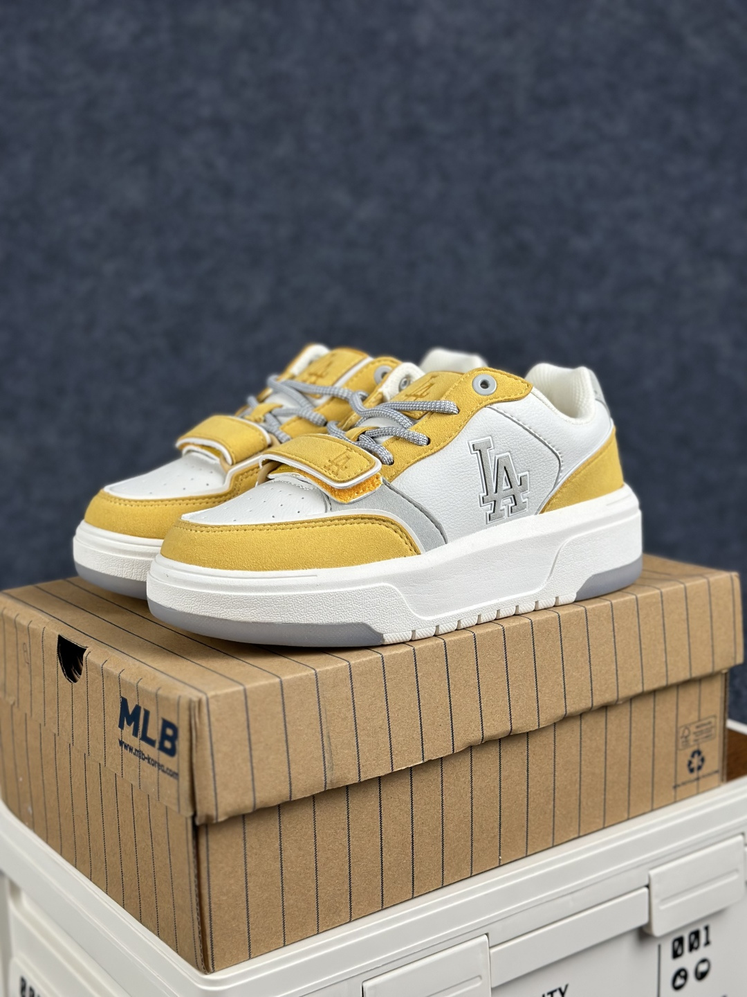 230 MLB CHUNKY LINER FRESH 纽约洋基队 时尚拼接撞色 立体LO厚底复古 舒适百搭学长鞋 3ASXM086N-07MUS(GP005) 标准黄色/标准白色-Chinese UA Cheap High Quatity Brand Clothes Bags handbags Sneakers wholesale wholesaler seller from China Factory suppliers Fashion Clothing Shoes best Quality Beautiful Price 230 MLB CHUNKY LINER FRESH 纽约洋基队 时尚拼接撞色 立体LO厚底复古 舒适百搭学长鞋 3ASXM086N-07MUS(GP005) 标准黄色/标准白色