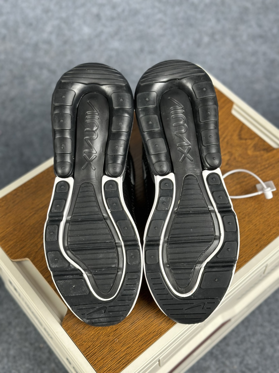 Nike Air Max 270 低帮气垫跑鞋 max270黑银钩 AQ9164-004-Top High Quatity Cheap Sneakers Fashion Clothing Clothes Bags handbags Shoes of all Brand wholesale With The best Quality And Beautiful Price from China Factory Chinese suppliers wholesaler seller Nike Air Max 270 低帮气垫跑鞋 max270黑银钩 AQ9164-004