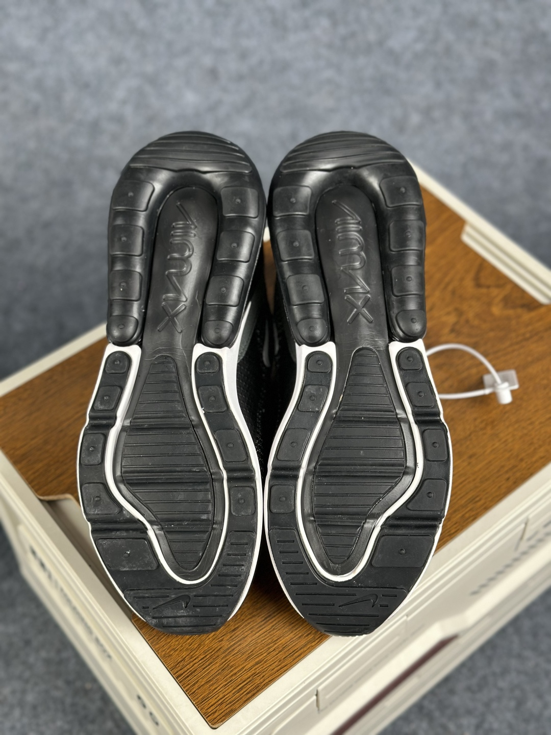 Nike Air Max 270 低帮气垫跑鞋 max270黑银钩 AQ9164-004-Top High Quatity Cheap Sneakers Fashion Clothing Clothes Bags handbags Shoes of all Brand wholesale With The best Quality And Beautiful Price from China Factory Chinese suppliers wholesaler seller Nike Air Max 270 低帮气垫跑鞋 max270黑银钩 AQ9164-004