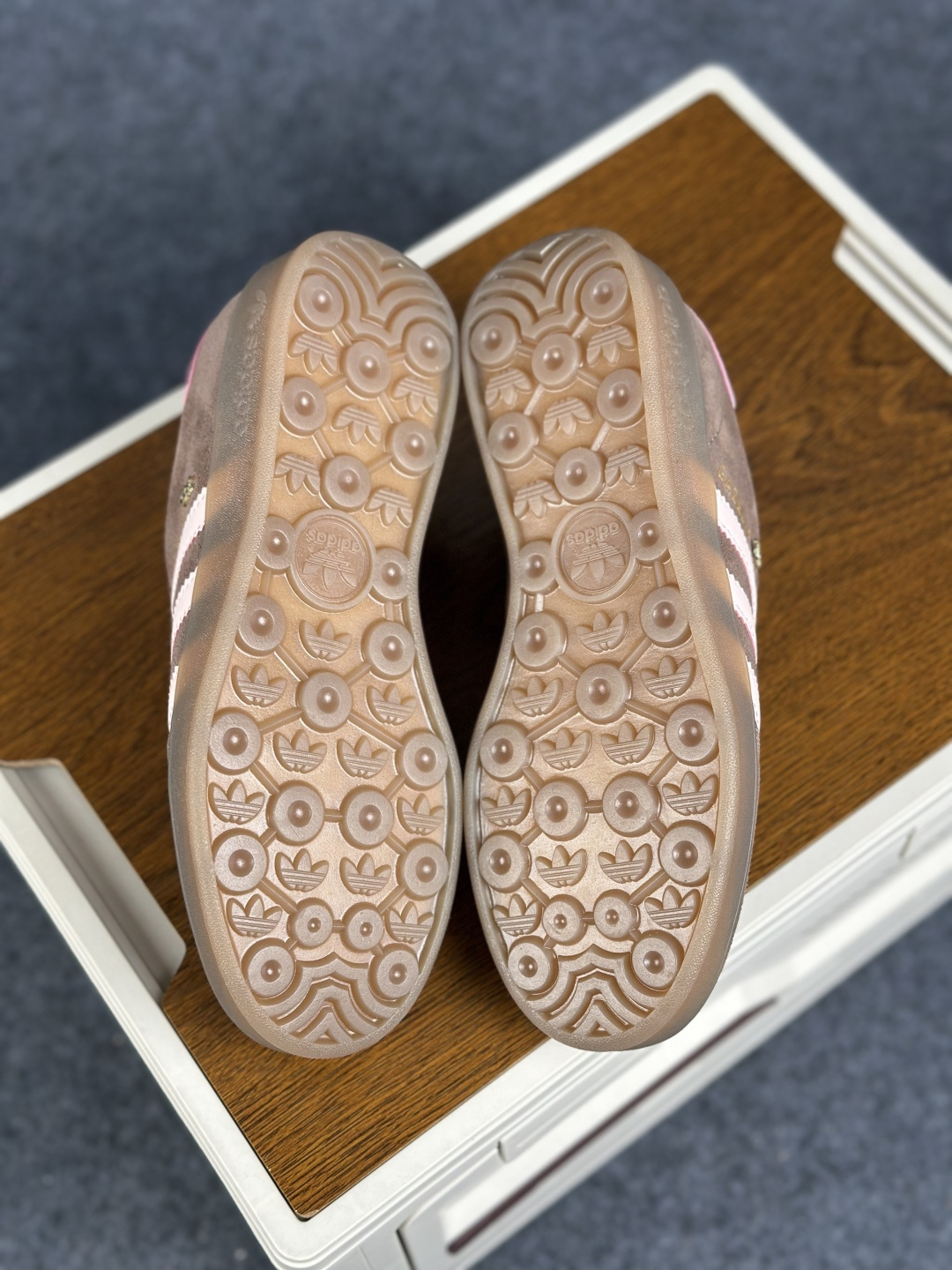 Adidas Originals Samba 阿迪达斯三叶草 桑巴舞系列绅士德训足球风百搭低帮休闲运动板鞋 JR2431-Top High Quatity Cheap Sneakers Fashion Clothing Clothes Bags handbags Shoes of all Brand wholesale With The best Quality And Beautiful Price from China Factory Chinese suppliers wholesaler seller Adidas Originals Samba 阿迪达斯三叶草 桑巴舞系列绅士德训足球风百搭低帮休闲运动板鞋 JR2431