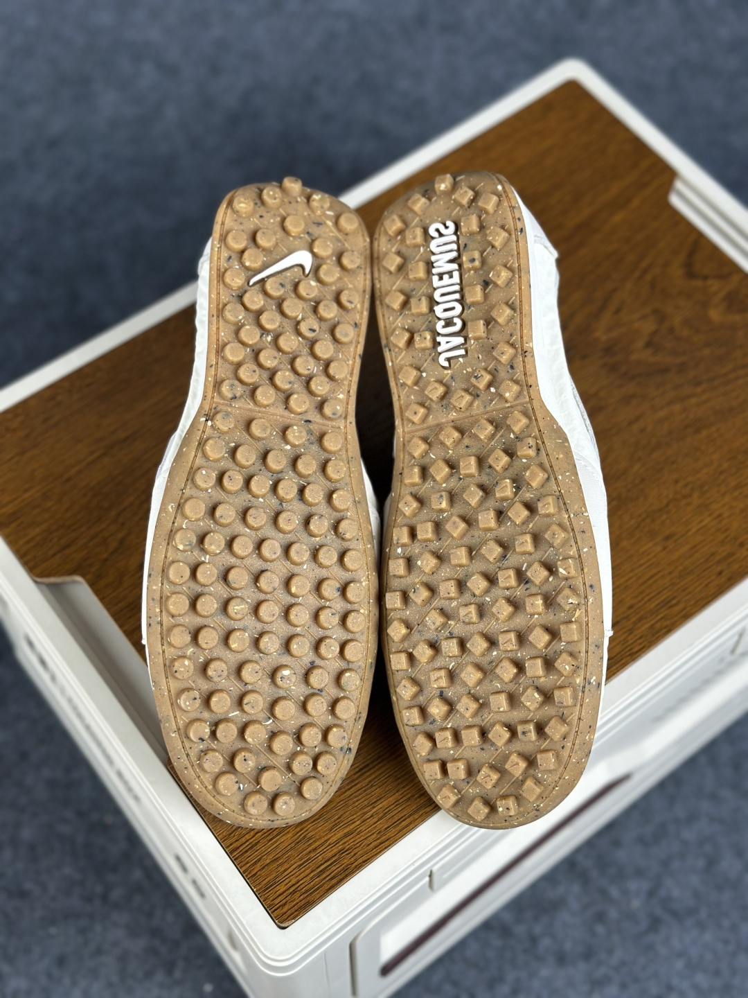 Jacquemus x Nike Moon Shoe SP 网红薄底低帮生活休闲鞋 HV8547-002-Top High Quatity Cheap Sneakers Fashion Clothing Clothes Bags handbags Shoes of all Brand wholesale With The best Quality And Beautiful Price from China Factory Chinese suppliers wholesaler seller Jacquemus x Nike Moon Shoe SP 网红薄底低帮生活休闲鞋 HV8547-002
